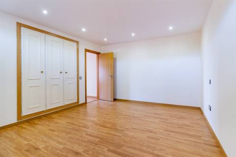 Moradia unifamiliar T7, localizada em Bidoeira de Cima, com vistas desafogadas, seminova, com 3 anos