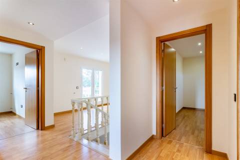 Moradia unifamiliar T7, localizada em Bidoeira de Cima, com vistas desafogadas, seminova, com 3 anos