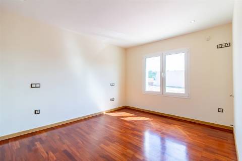 Moradia unifamiliar T7, localizada em Bidoeira de Cima, com vistas desafogadas, seminova, com 3 anos