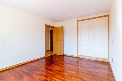 Moradia unifamiliar T7, localizada em Bidoeira de Cima, com vistas desafogadas, seminova, com 3 anos