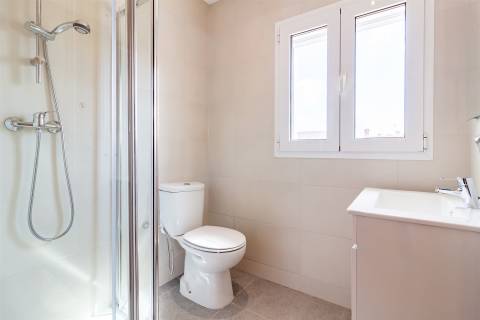 Moradia unifamiliar T7, localizada em Bidoeira de Cima, com vistas desafogadas, seminova, com 3 anos