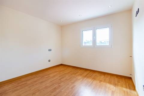 Moradia unifamiliar T7, localizada em Bidoeira de Cima, com vistas desafogadas, seminova, com 3 anos