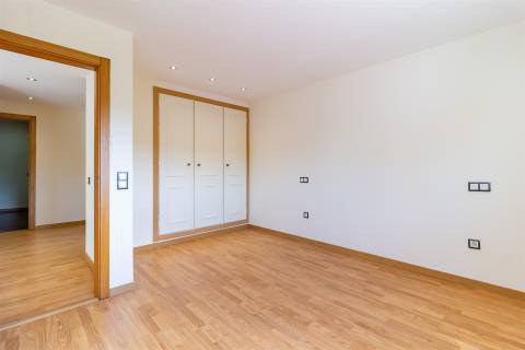 Moradia unifamiliar T7, localizada em Bidoeira de Cima, com vistas desafogadas, seminova, com 3 anos