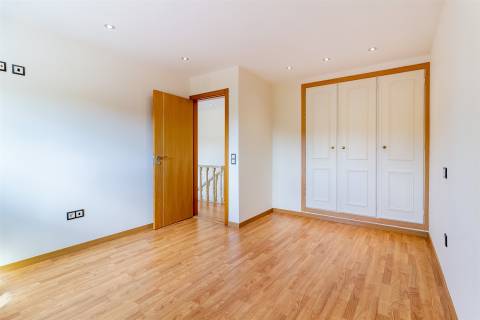 Moradia unifamiliar T7, localizada em Bidoeira de Cima, com vistas desafogadas, seminova, com 3 anos