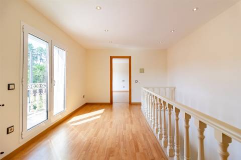 Moradia unifamiliar T7, localizada em Bidoeira de Cima, com vistas desafogadas, seminova, com 3 anos