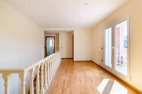 Moradia unifamiliar T7, localizada em Bidoeira de Cima, com vistas desafogadas, seminova, com 3 anos