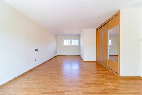 Moradia unifamiliar T7, localizada em Bidoeira de Cima, com vistas desafogadas, seminova, com 3 anos