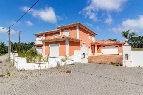 Moradia unifamiliar T7, localizada em Bidoeira de Cima, com vistas desafogadas, seminova, com 3 anos