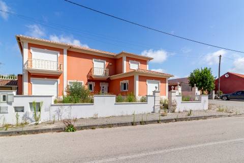 Moradia unifamiliar T7, localizada em Bidoeira de Cima, com vistas desafogadas, seminova, com 3 anos