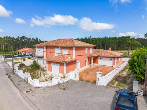 Moradia unifamiliar T7, localizada em Bidoeira de Cima, com vistas desafogadas, seminova, com 3 anos