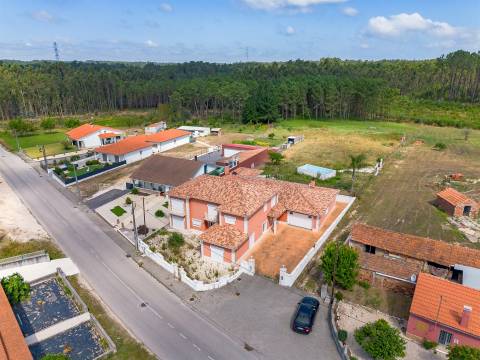 Moradia unifamiliar T7, localizada em Bidoeira de Cima, com vistas desafogadas, seminova, com 3 anos