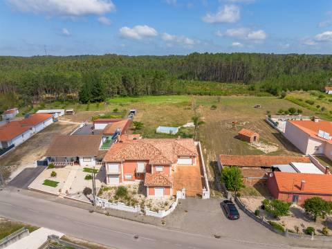 Moradia unifamiliar T7, localizada em Bidoeira de Cima, com vistas desafogadas, seminova, com 3 anos