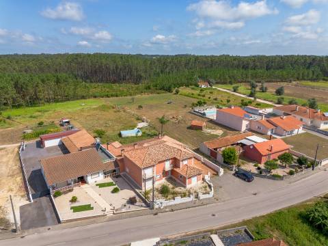 Moradia unifamiliar T7, localizada em Bidoeira de Cima, com vistas desafogadas, seminova, com 3 anos