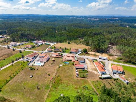 Moradia unifamiliar T7, localizada em Bidoeira de Cima, com vistas desafogadas, seminova, com 3 anos