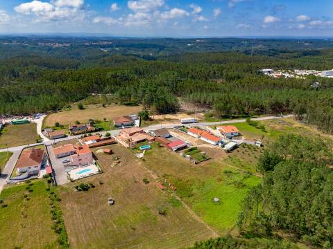 Moradia unifamiliar T7, localizada em Bidoeira de Cima, com vistas desafogadas, seminova, com 3 anos