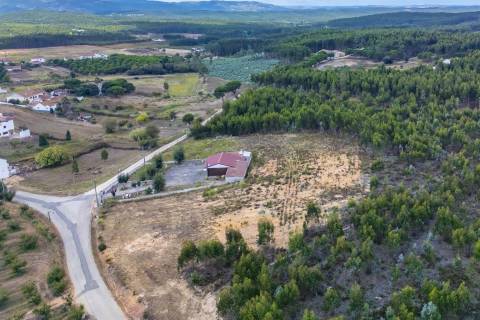 Lote de Terreno para construção 1000 m2.   Inserido em loteamento  para 7 moradias.