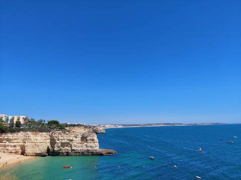 Apartamento T2 novo com garagem - Armação de Pêra, Silves, Algarve.