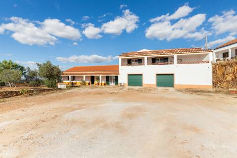 Moradia de 2 pisos, 8 assolhadas, 5 casas de banho - Alandroal, Évora