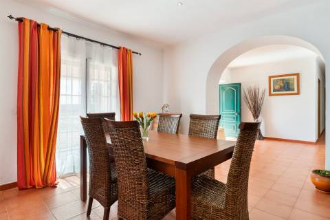 Moradia de 2 pisos, 8 assolhadas, 5 casas de banho - Alandroal, Évora