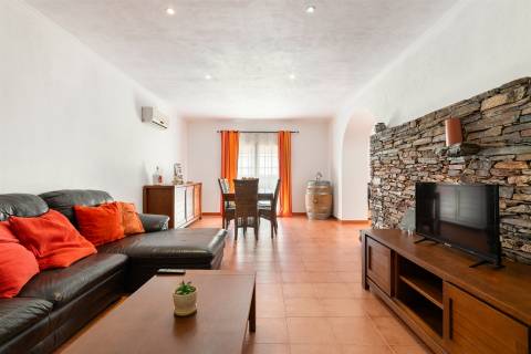 Moradia de 2 pisos, 8 assolhadas, 5 casas de banho - Alandroal, Évora