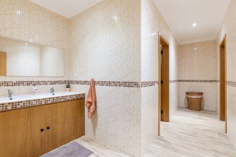 Moradia de 2 pisos, 8 assolhadas, 5 casas de banho - Alandroal, Évora