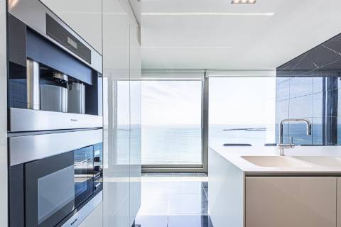 Duplex T3 em primeira linha mar, condomínio de luxo em Cascais