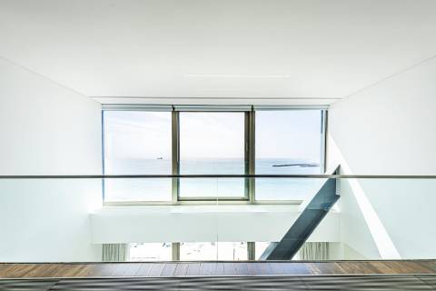 Duplex T3 em primeira linha mar, condomínio de luxo em Cascais