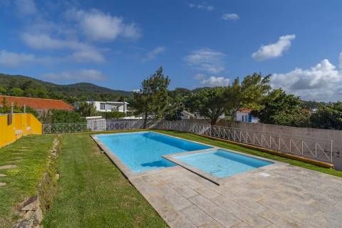 MORADIA T3+1  EM CONDOMÍNIO FECHADO NA MALVEIRA DA SERRA