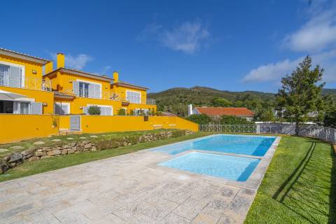 MORADIA T3+1  EM CONDOMÍNIO FECHADO NA MALVEIRA DA SERRA