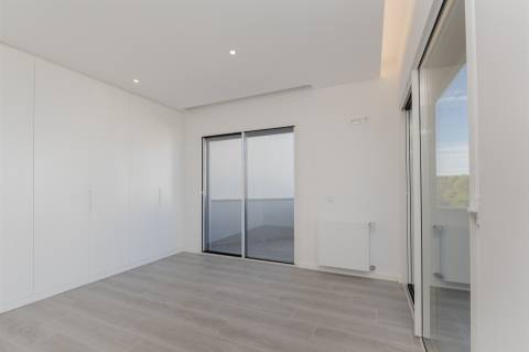 Moradia 5 assoalhadas, com piscina no Zambujeiro.