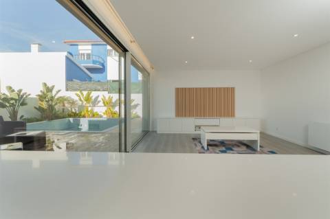 Moradia 5 assoalhadas, com piscina no Zambujeiro.