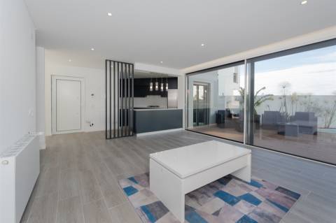 Moradia 5 assoalhadas, com piscina no Zambujeiro.