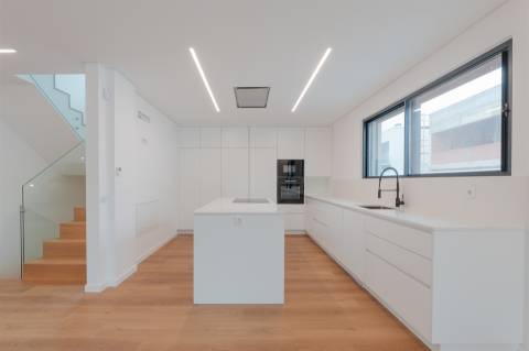 Moradia  Isolada T4 com piscina, jardim e garagem em Murches.