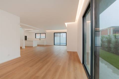 Moradia  Isolada T4 com piscina, jardim e garagem em Murches.