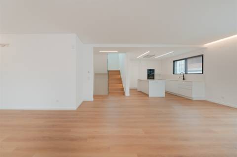 Moradia  Isolada T4 com piscina, jardim e garagem em Murches.