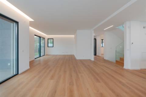 Moradia  Isolada T4 com piscina, jardim e garagem em Murches.