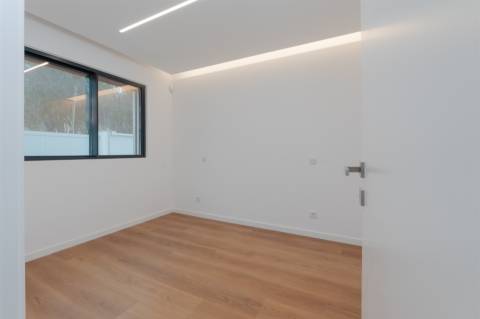 Moradia  Isolada T4 com piscina, jardim e garagem em Murches.