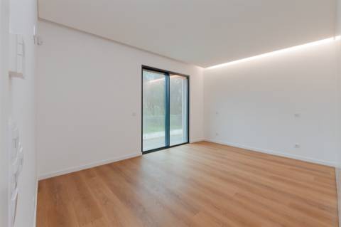 Moradia  Isolada T4 com piscina, jardim e garagem em Murches.