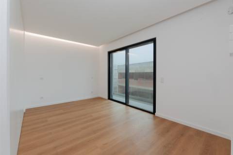 Moradia  Isolada T4 com piscina, jardim e garagem em Murches.