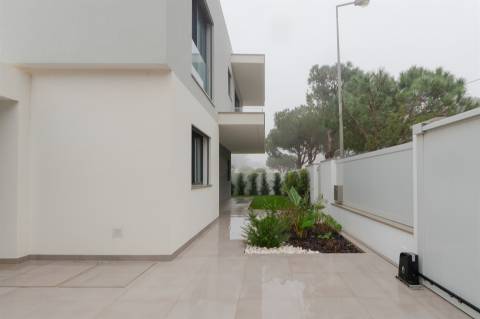 Moradia  Isolada T4 com piscina, jardim e garagem em Murches.