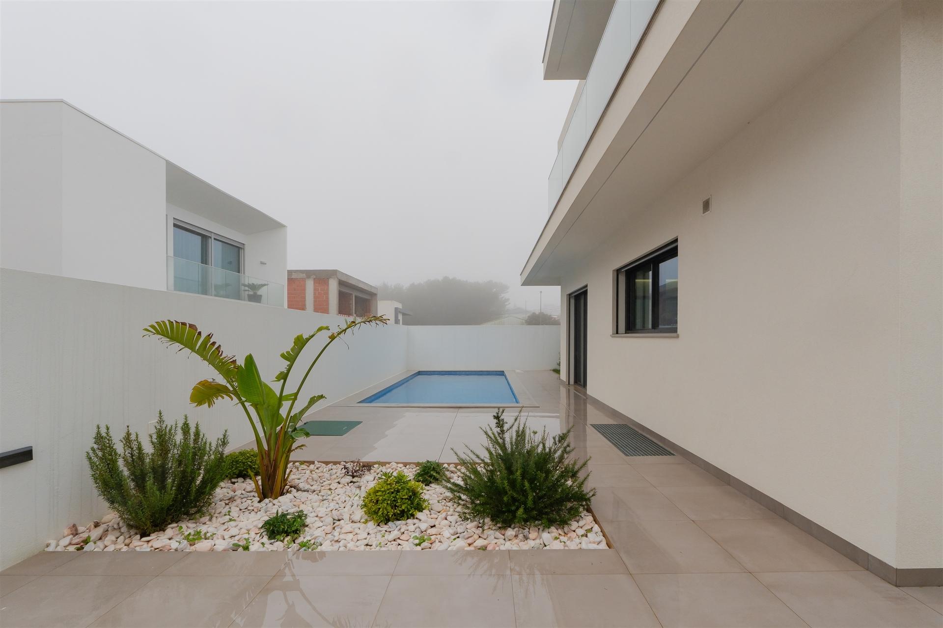 Moradia  Isolada T4 com piscina, jardim e garagem em Murches.