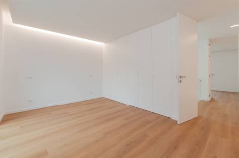 Moradia  Isolada T4 com piscina, jardim e garagem em Murches.