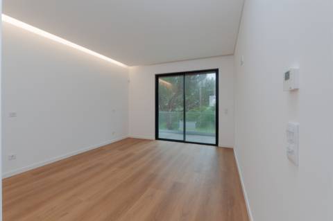 Moradia  Isolada T4 com piscina, jardim e garagem em Murches.