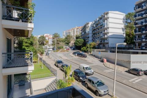 Apartamento T3 no Monte Estoril Excelente apartamento de 4 assoalhadas no Monte Estoril, Cascais