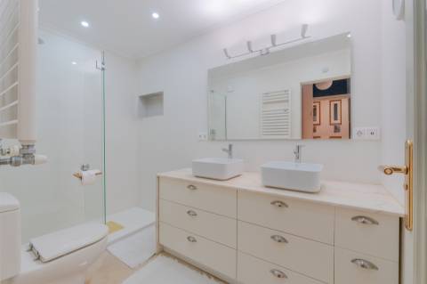 Apartamento T3 no Monte Estoril Excelente apartamento de 4 assoalhadas no Monte Estoril, Cascais