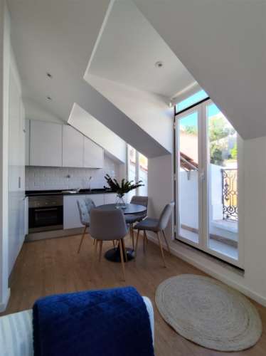 T2 Remodelado com Vista Rio em São Vicente Lisboa