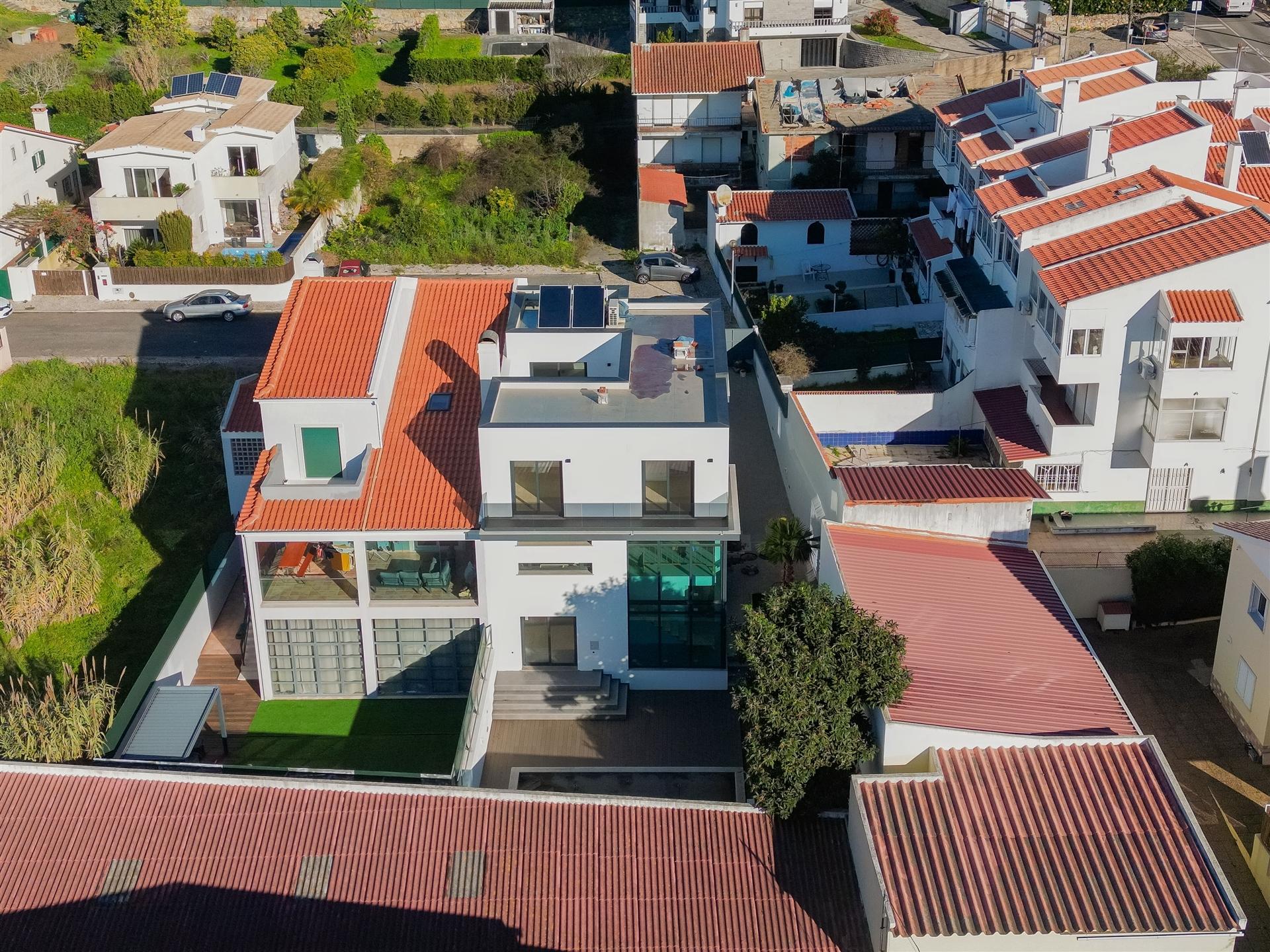Moradia T4, geminada em Alcabideche