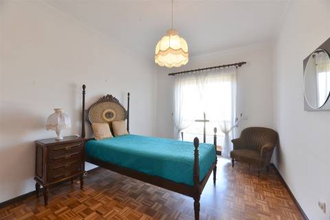 Moradia 4 assoalhadas para arrendamento em São Pedro Do Estoril.