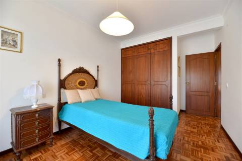 Moradia 4 assoalhadas para arrendamento em São Pedro Do Estoril.