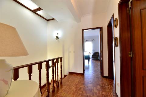 Moradia 4 assoalhadas para arrendamento em São Pedro Do Estoril.